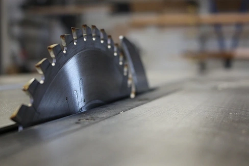  TÄTIGKEITEN: Mit handwerklicher Präzision, hochwertigen Materialien und einem klaren Blick für Design schaffen wir Lösungen, die perfekt zu Ihren Wünschen und Räumen passen.